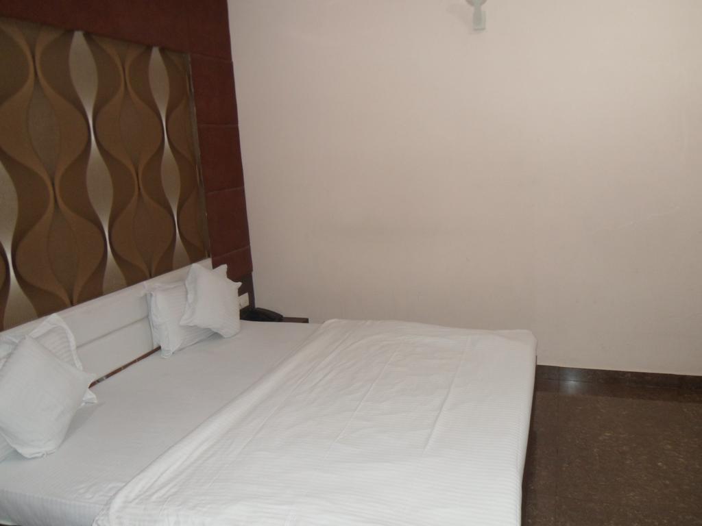 Hotel Silver Plaza Ахмедабад Номер фото