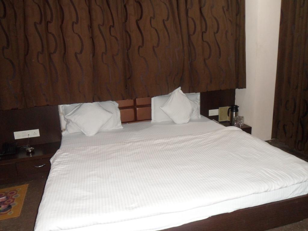 Hotel Silver Plaza Ахмедабад Номер фото