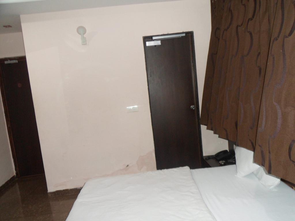 Hotel Silver Plaza Ахмедабад Номер фото